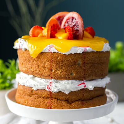 Pastel de capas con crema y rebanadas de naranja