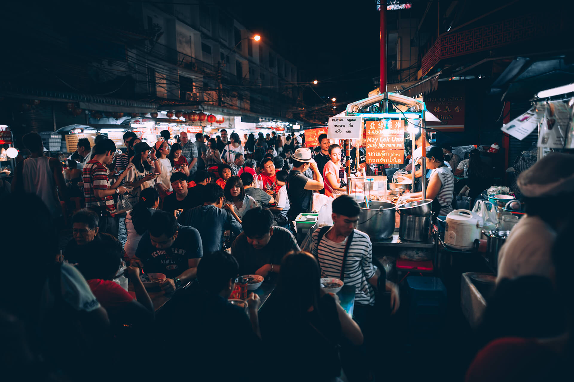 Puestos de comida de noche en un mercado de la ciudad