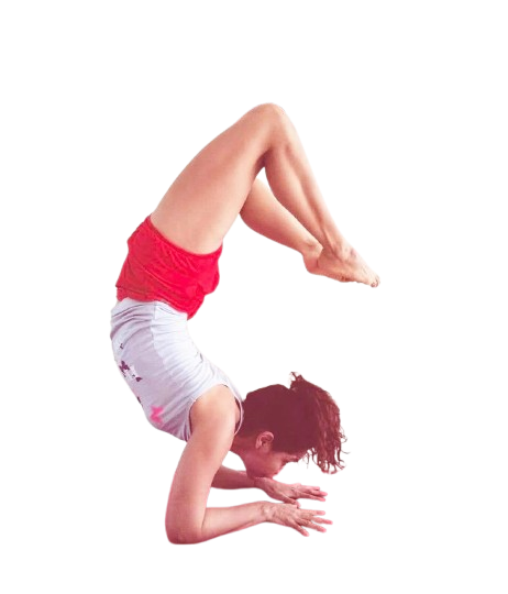 Leticia Mijares en equilibrio sobre los antebrazos con las piernas flexionadas