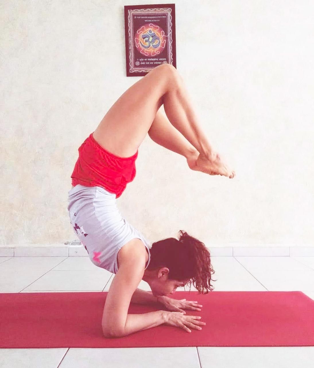 Leticia Mijares en equilibrio sobre los antebrazos con las piernas flexionadas