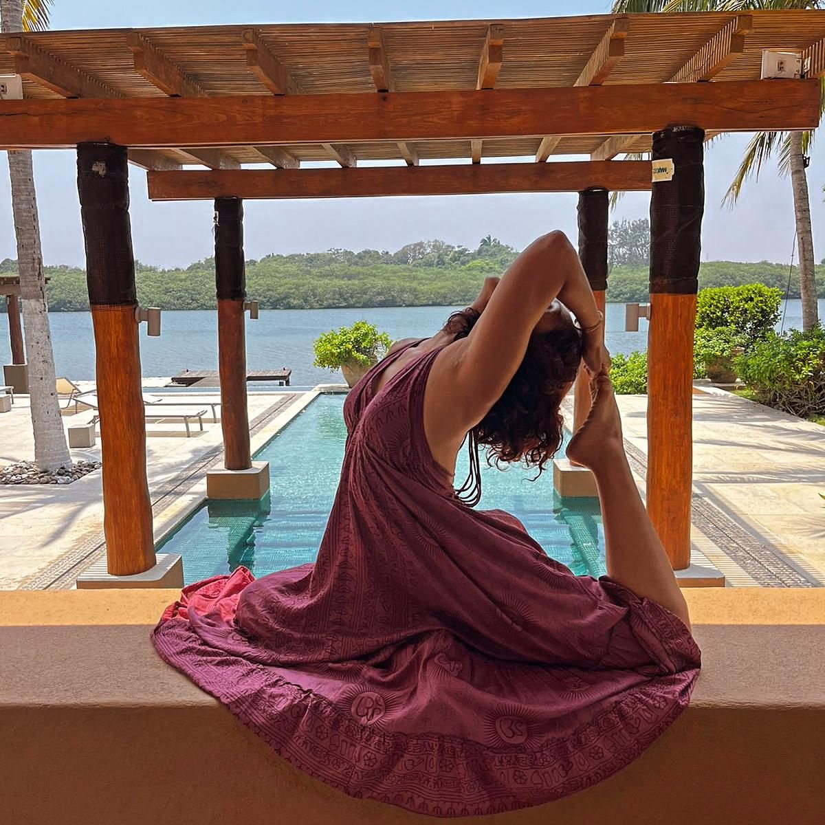 Leticia Mijares practicando yoga junto a una alberca